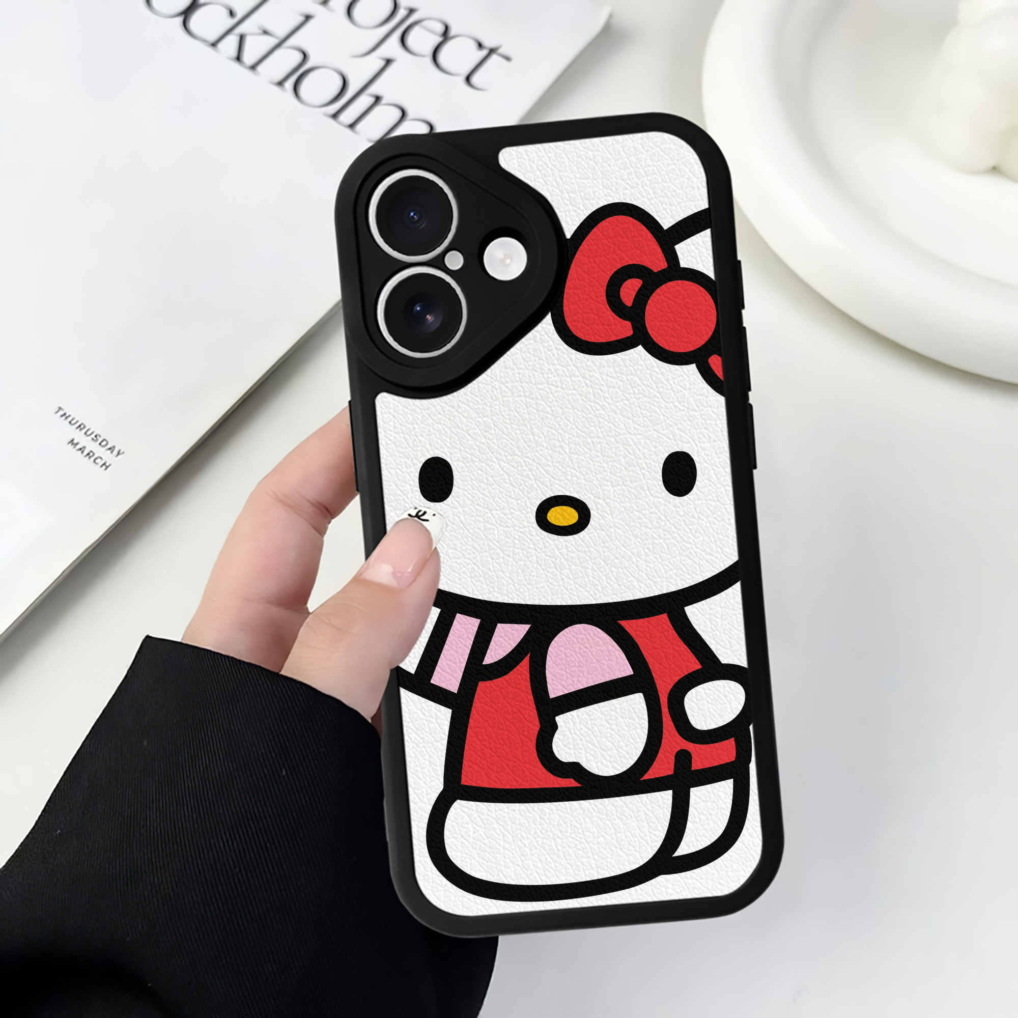（画像用） Hello Kitty ハローキティ 【iPhone 16シリーズ対応】シリコンスマホケース（レザー調） 材質：シリコン